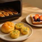Café da manhã variado feito no forno air fryer, com pão recheado, banana assada e ovos em forminhas