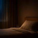 Quarto à noite com luz suave da lua, cama aconchegante e travesseiro, representando o ritual de Ho'oponopono para dormir